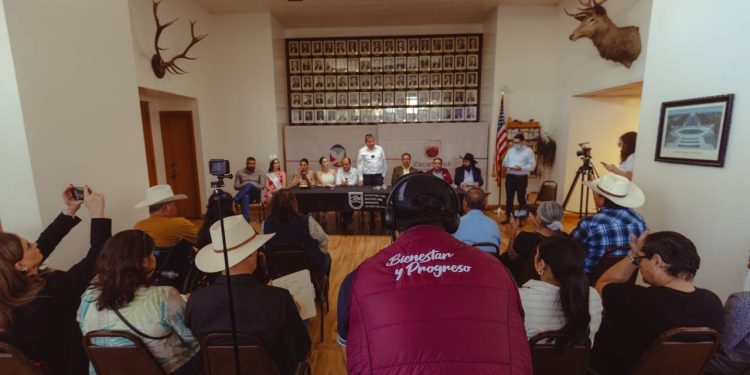 Atiende Gobernador David Monreal a paisanos de Zacatecas en Audiencia por la Transformación en Oxnard, California