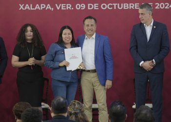 Docentes reciben justicia, tras 14 años Gobierno del Estado cumple deuda histórica y paga seguros