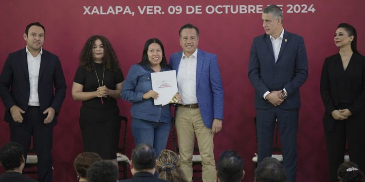 Docentes reciben justicia, tras 14 años Gobierno del Estado cumple deuda histórica y paga seguros