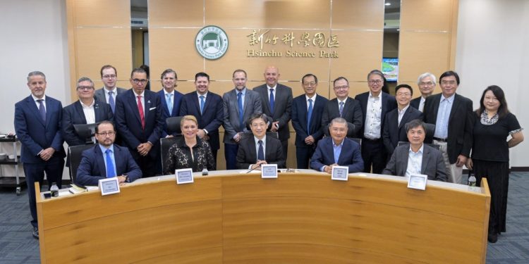 «Estamos listos para trabajar juntos”: Maru Campos invita a gigantes tecnológicos a invertir en Ciudad Juárez