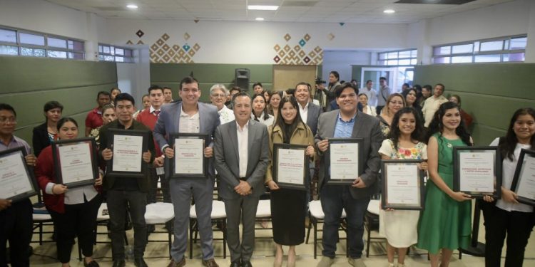 Gobernador distingue a jóvenes que trabajan por el bien común