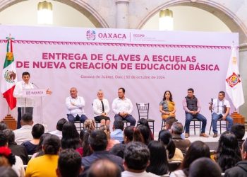 Gobierno de Oaxaca entrega 40 claves escolares para garantizar educación de calidad