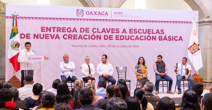 Gobierno de Oaxaca entrega 40 claves escolares para garantizar educación de calidad