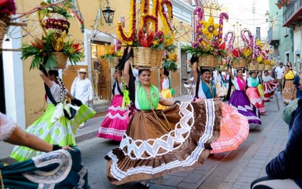 Invade música y danza de Oaxaca calles de Guanajuato en convite del 52 Festival Internacional Cervantino