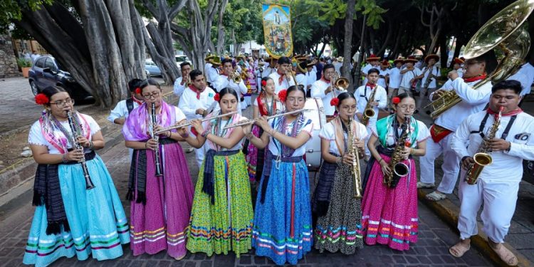 Invade música y danza de Oaxaca calles de Guanajuato en convite del 52 Festival Internacional Cervantino