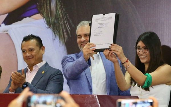 Con firma de decreto se materializa derecho a decidir de las mujeres: Bedolla