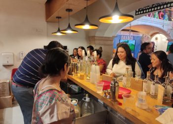 Perla, productora de mezcal y embajadora de Oaxaca en el Festival Internacional Cervantino