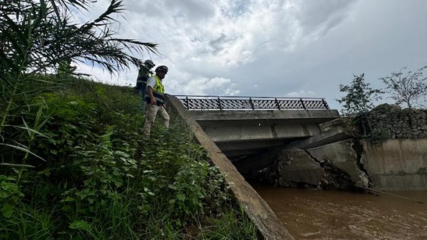 Protección Civil supervisa puente colapsado en San Pablo Villa de Mitla