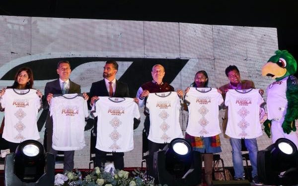 Presenta INPODE playera y medalla del «Maratón Puebla 2024»