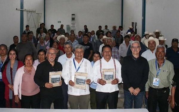 En Teopantlán, gobierno estatal presenta libro para fortalecer identidad de pueblos originarios