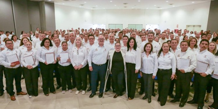 Reciben docentes del COBAT nombramientos de homologación y renivelación