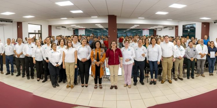 Reconocen a docentes, personal administrativo y estudiantes de la Universidad Tecnológica de Altamira