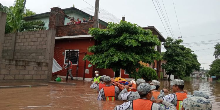 Rescata Policía Estatal a familia damnificada por desbordamiento del río Los Perros, en el Istmo