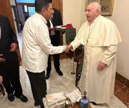 Se reúnen Gobernador Salomón Jara y Papa Francisco, dialogan sobre la transformación en Oaxaca