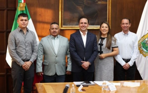 Se reúnen el Gobernador Joaquín Díaz Mena y el Secretario de Marina