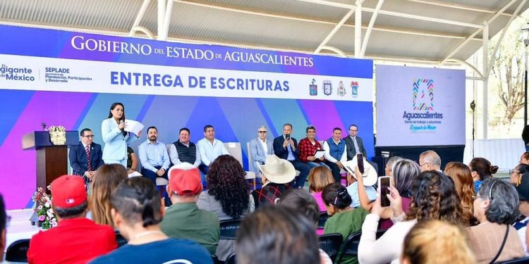 TERE JIMÉNEZ ENTREGÓ MÁS DE MIL ESCRITURAS A FAMILIAS QUE ESPERARON 30 AÑOS PARA CRISTALIZAR ESE SUEÑO