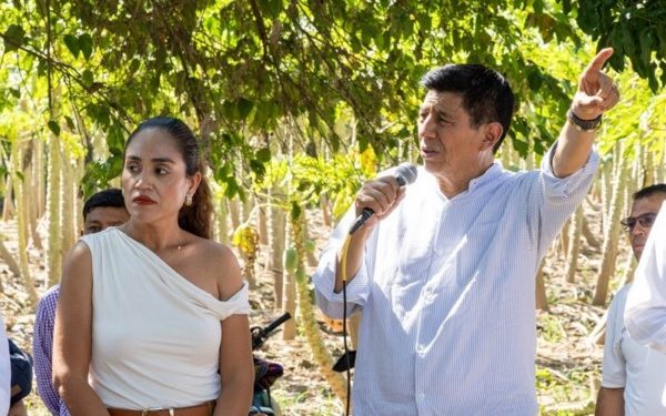 Refrenda Gobierno de Oaxaca apoyo a productores de papaya afectados en Santa María Huazolotitlán