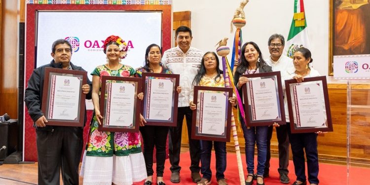 Reconoce Gobernador a personas artesanas que elaboraron Bastón de Mando y bordado del vestido de Sheinbaum Pardo