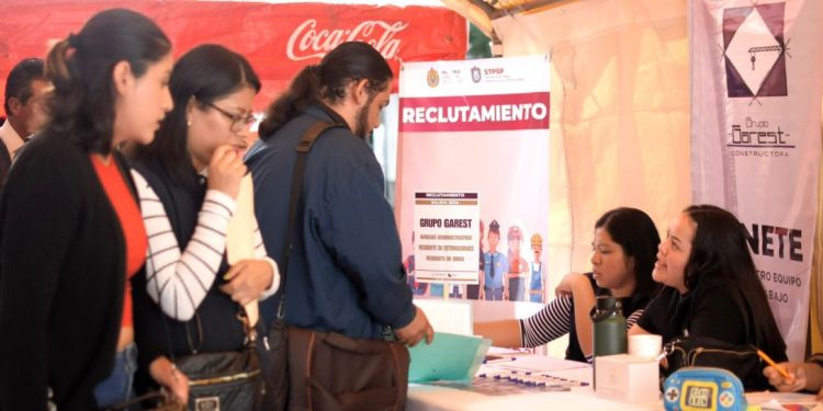 Vincula Secretaría del Trabajo a 200 personas con 25 empresas en Xalapa