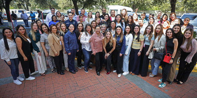 Visitan representantes de los DIF municipales el Centro Capullos