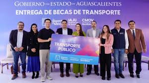 2 MIL 500 ESTUDIANTES DE AGUASCALIENTES RECIBEN DE MANOS DE TERE JIMÉNEZ BECAS DE TRANSPORTE PÚBLICO