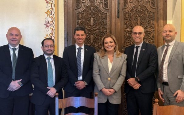 Maru Campos estrecha relaciones con directivos de la empresa Safran