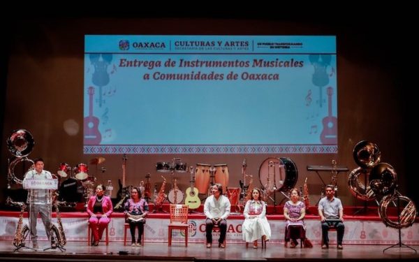 Entrega Gobierno de Oaxaca instrumentos musicales a 48 comunidades