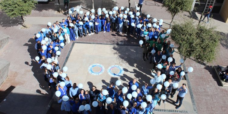 Forman círculo azul por el Día Mundial de la Diabetes en Pensiones Civiles del Estado