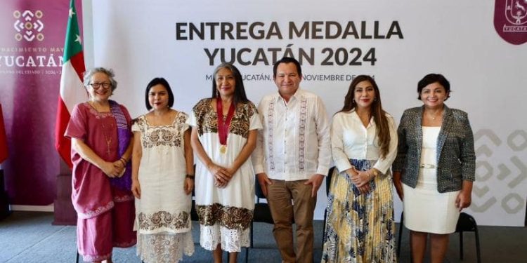 Gobernador Joaquín Díaz Mena entrega máxima distinción cultural a Socorro Loeza Flores