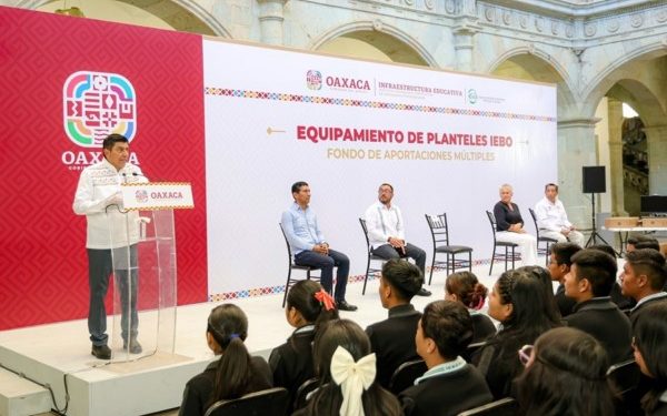Gobierno de Oaxaca fortalece la educación con entrega de equipos de cómputo para planteles del IEBO