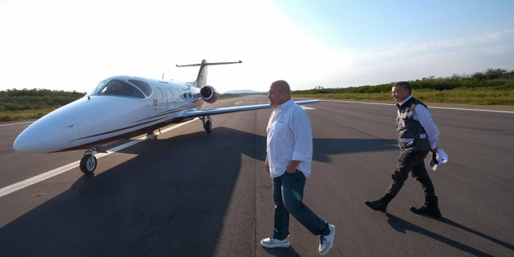 Entrega Enrique Alfaro pista aérea de Chalacatepec en Tomatlán