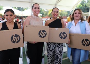 Maestras y maestros de la región Costa Sur reciben sus equipos Chromebook