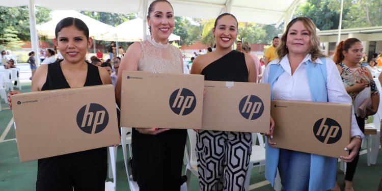 Maestras y maestros de la región Costa Sur reciben sus equipos Chromebook