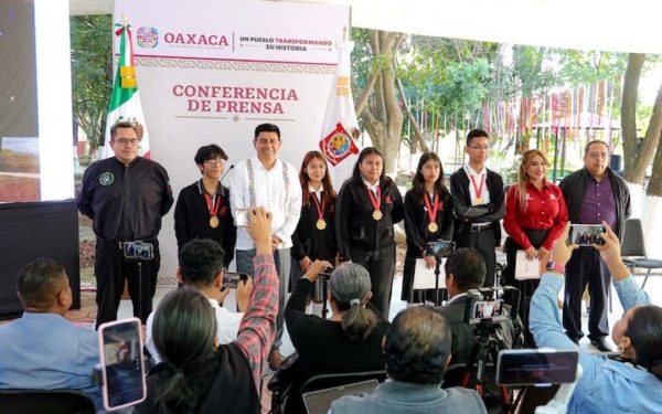 Reconoce Salomón Jara a bachilleres ganadores de medallas en el concurso internacional Infomatrix