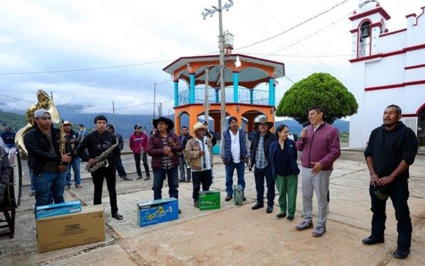 Banda del Barrio de San Sebastián Betaza cristaliza un sueño; recibe instrumentos musicales de manos de Salomón Jara