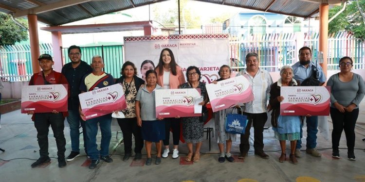 Reciben habitantes de San Bartolo Coyotepec tarjetas Farmacias Bienestar