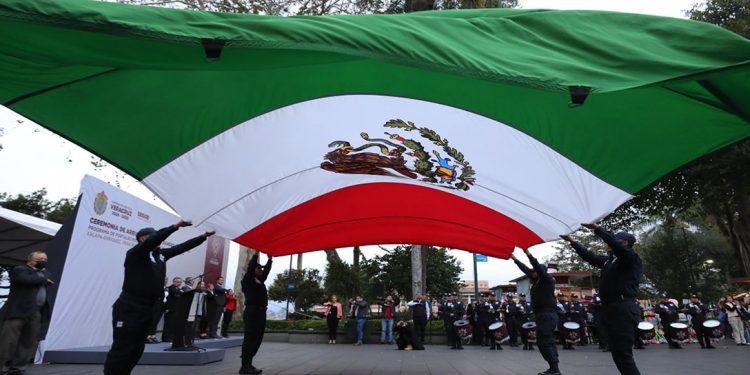 Con patriotismo, Gobierno del Estado rinde homenaje a la Bandera Nacional