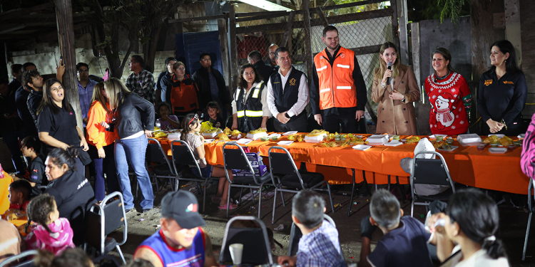 Conviven autoridades estatales con familias de la comunidad El Ranchito