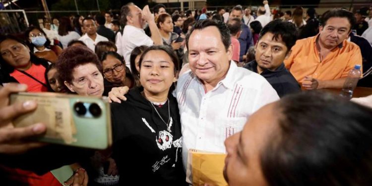 Escucha Gobernador Joaquín Díaz Mena a vecinos de Mérida