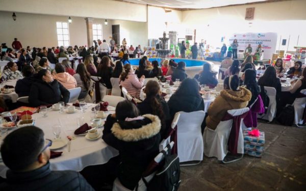 Entrega Gobierno de Zacatecas estímulos económicos a orientadoras y orientadores de CAIC