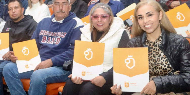 Entrega Secretaría del Trabajo Actas de Propiedad a beneficiarios de Proyectos Productivos