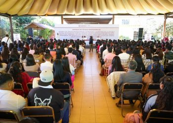 Entrega IEEPO 792 títulos profesionales a personas egresadas de Escuelas Normales y Unidades de la UPN