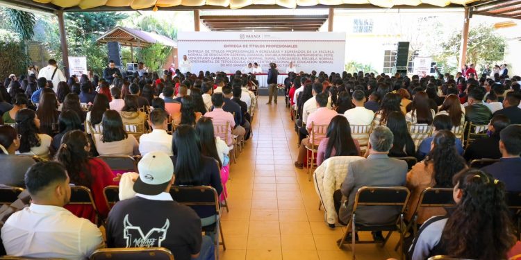 Entrega IEEPO 792 títulos profesionales a personas egresadas de Escuelas Normales y Unidades de la UPN