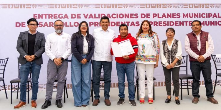 Entrega Salomón Jara validaciones a 145 Planes Municipales de Desarrollo