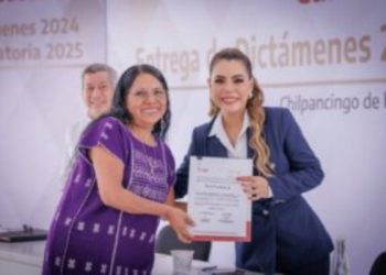 Evelyn Salgado entrega estímulos a 508 trabajadores educativos en Guerrero y firma convocatoria del Programa de Carrera Administrativa 2025