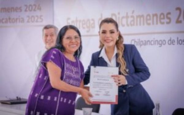 Evelyn Salgado entrega estímulos a 508 trabajadores educativos en Guerrero y firma convocatoria del Programa de Carrera Administrativa 2025