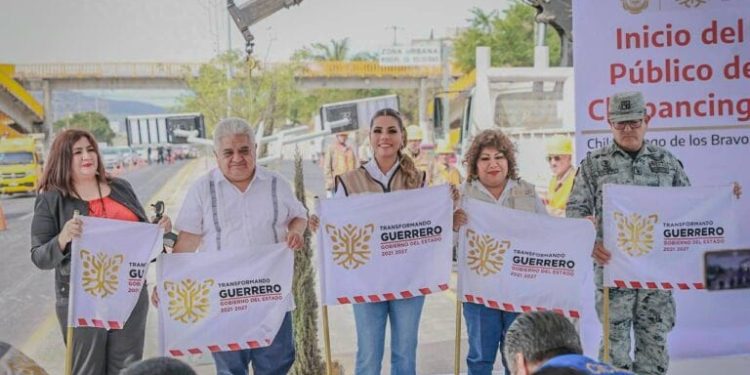 Evelyn Salgado pone en marcha la iluminación con alumbrado solar en Boulevard Chilpancingo-Petaquillas