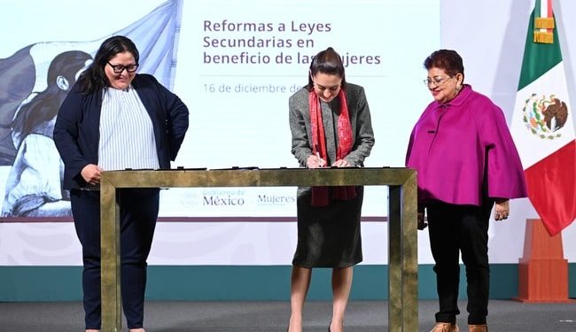 Firma presidenta Claudia Sheinbaum decreto por el que se reforman leyes secundarias para proteger a las mujeres en México