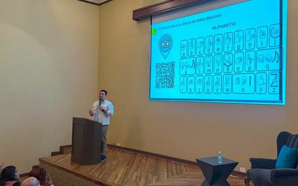 Imparten taller de Lengua de Señas mexicana a miembros del sector turístico