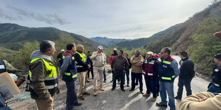 Inspeccionan tramo carretero Oaxaca-Tuxtepec por agrietamientos y hundimiento registrados